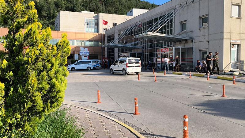 Tokat'ta alacak verecek kavgası: 1 ölü 3 yaralıTokat'ın Pazar ilçesinde silah ve bıçaklı alacak verecek kavgasında Mehmet Çokyaman (76), tabancayla vurularak öldürülürken, 1'i ağır 3 kişi de yaralandı.