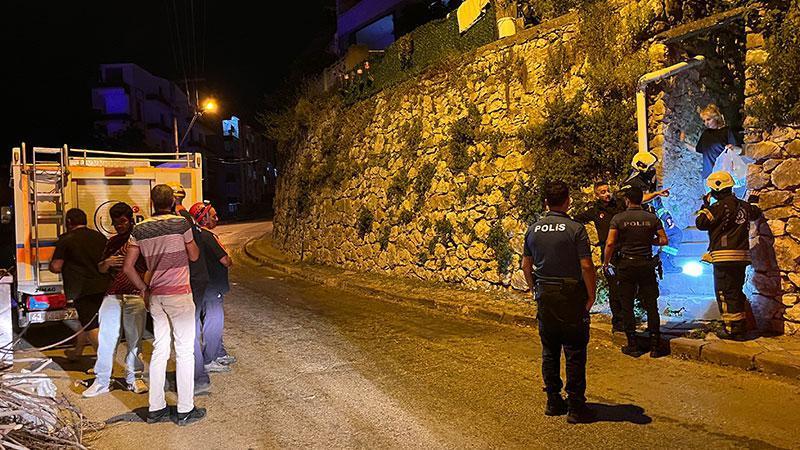 Tavan sıvaları düşen evdeki 5 kişi tahliye edildiKocaeli'nin İzmit ilçesinde 2 katlı binanın zemin katındaki dairenin mutfak bölümünde tavandaki sıvaların bir kısmı düştü. Evde yaşayan 1'i engelli 5 kişi tedbir amacıyla tahliye edildi.