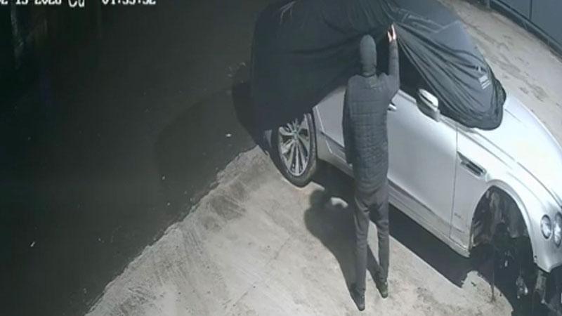 Maslak’ta lüks otomobilin 400 bin liralık altın amblemini çaldı; 'Şüpheliyle aynı kıyafeti giymişiz' dedi