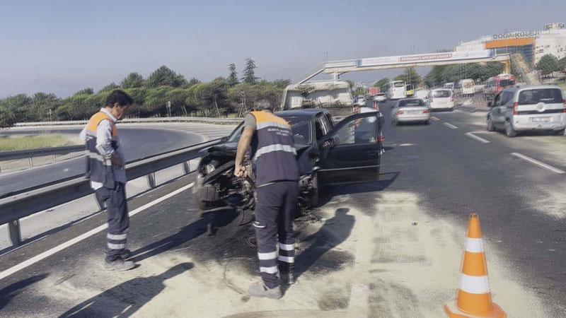 Büyükçekme'de 2 servis minibüsü ve bir otomobilin karıştığı kazada 4 kişi yaralandı