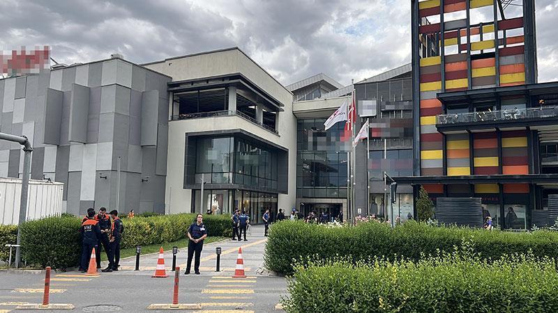 Kayseri’de AVM’de asılsız ‘canlı bomba’ ihbarı yapan çocuk yakalandıKayseri’de ankesörlü telefon üzerinden bir AVM’de asılsız ‘Canlı bomba’ ihbarı yaptığı tespit edilen M.B.T. (13), polis ekiplerince yakalandı.