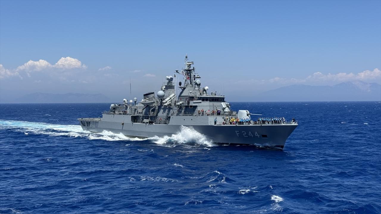 Türk mühendislerin eseri TCG Derya lojistik gücünü sergiliyor