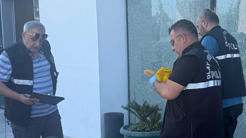 Antalya'da oto galeriye silahlı saldırıda 2 tutuklama, 1 ev hapsiAntalya'da bir otomobil galerisine düzenlenen silahlı saldırıya ilişkin gözaltına alınan 13 şüpheliden 2'si tutuklandı, 1'i hakkında ev hapsi kararı verildi.