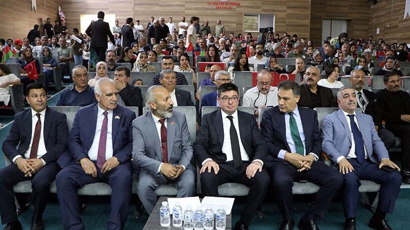 Van'da Türkiye-Azerbaycan kardeşlik programı düzenlendiVan'da Küresünniler Derneği tarafından Türkiye ile Azerbaycan arasındaki dostluk ve kardeşlik bağlarını güçlendirmek amacıyla ‘Azerbaycan-Küresünniler Kardeşlik ve Gönül Köprüsü Programı’ düzenlendi.